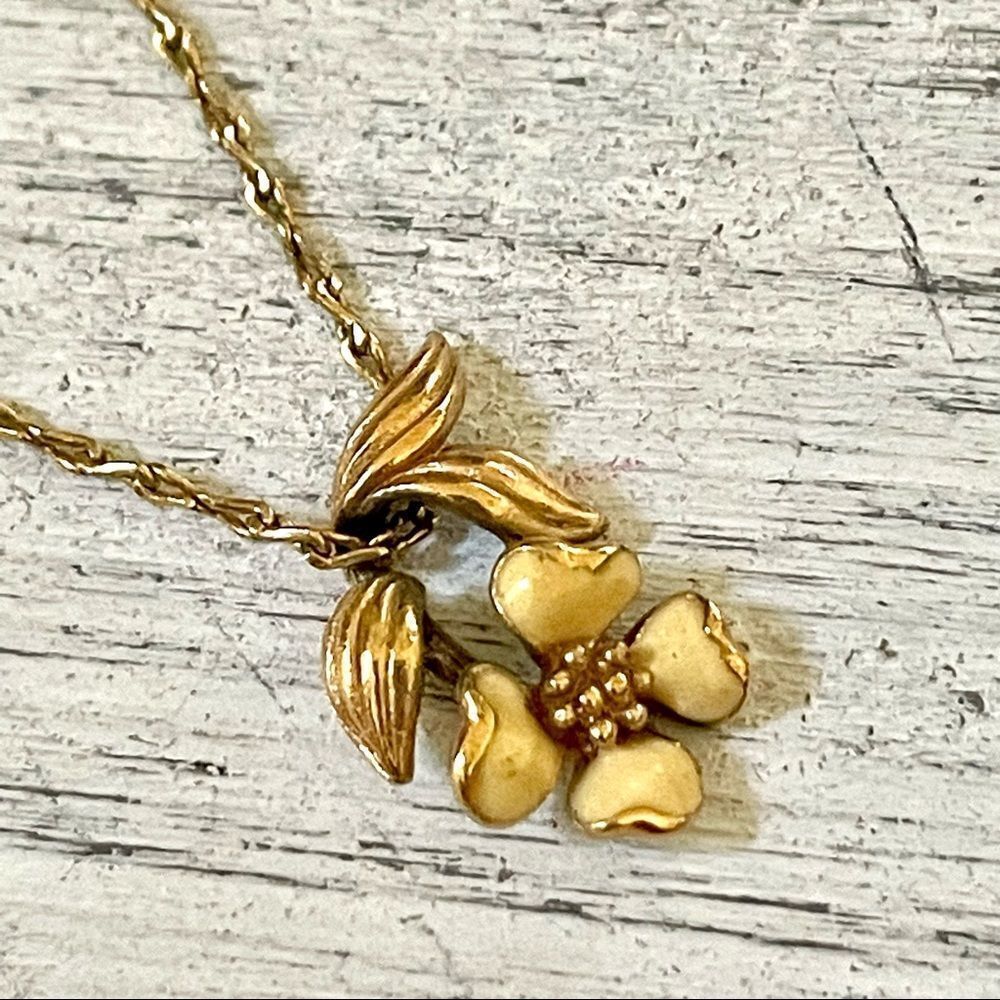 Avon vintage enamel flower dainty gold tone necklace